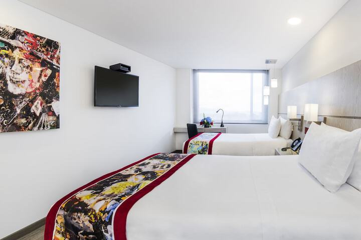 Room 5 of 100
