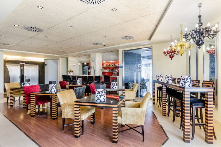Lounge 90 of 105