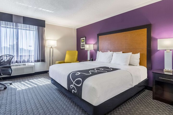 1 King Bed (3 of 18)
