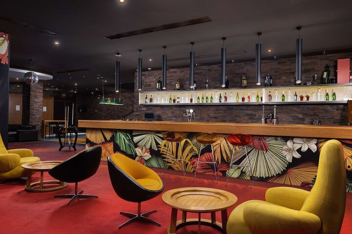 Lounge 118 of 140