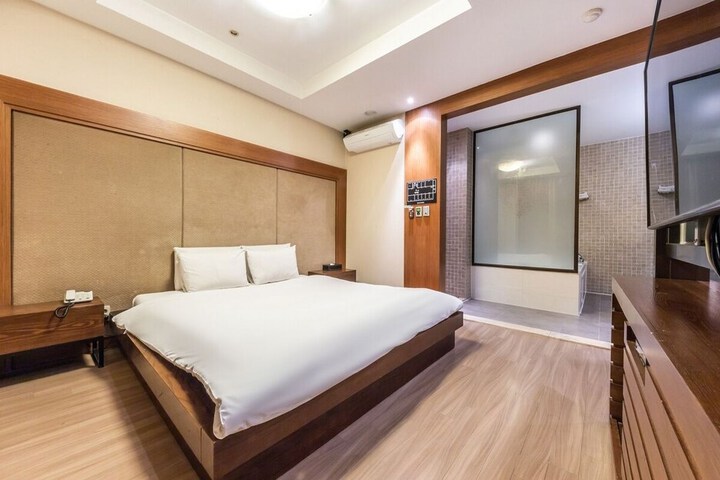 Room 8 of 11