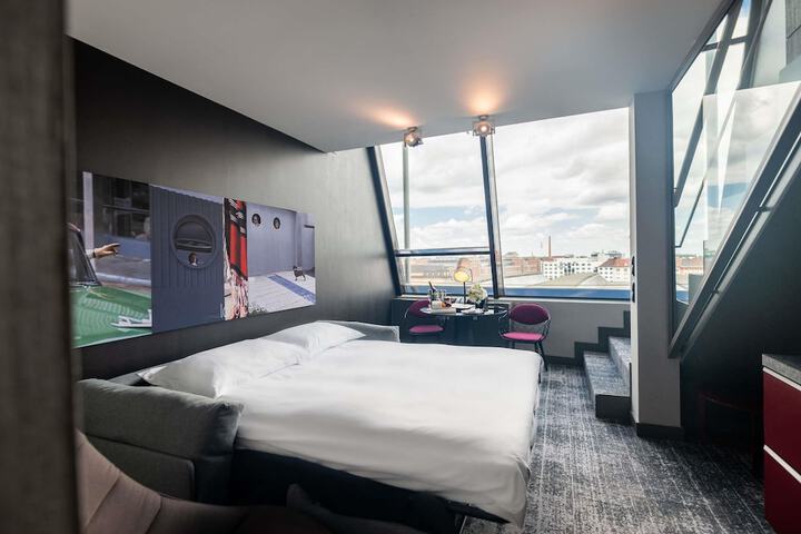 Room 71 of 215