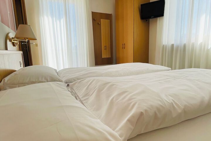 Room 10 of 115