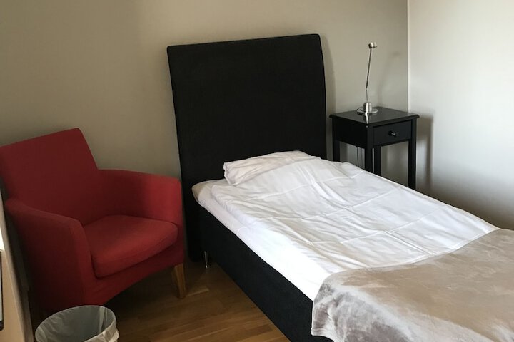 Room 2 of 38