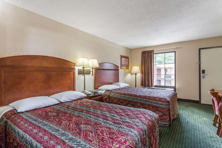 2 Double Beds (4 of 8)