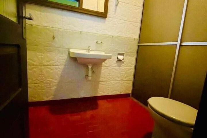 Room 42 of 100