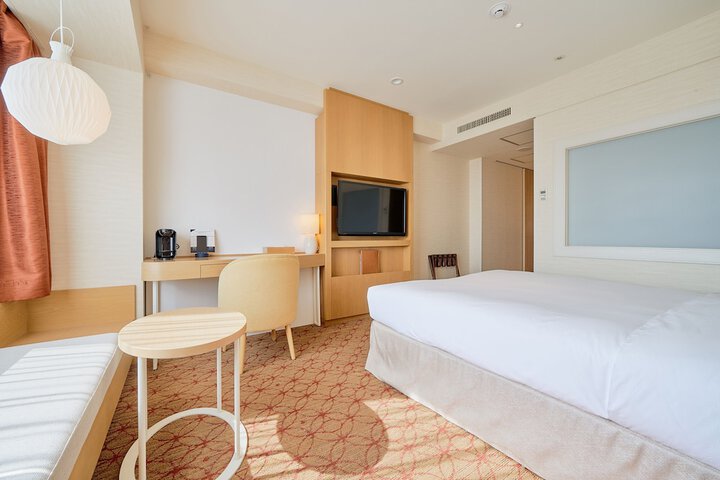 Room 12 of 102