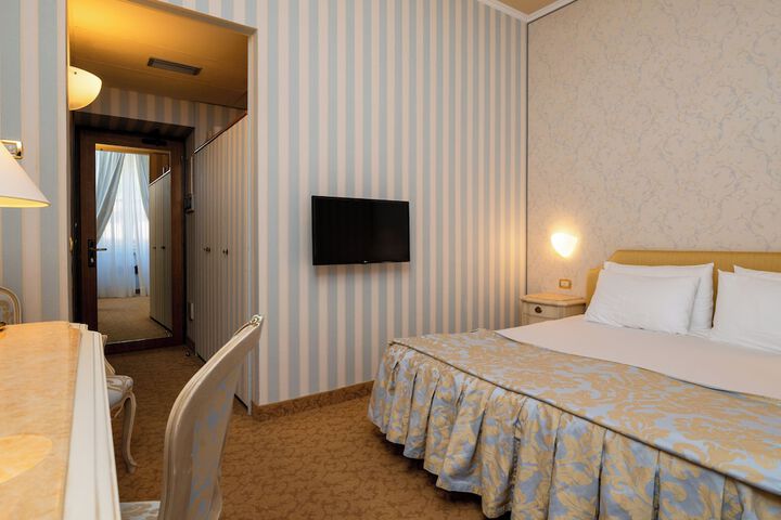 Room 52 of 145