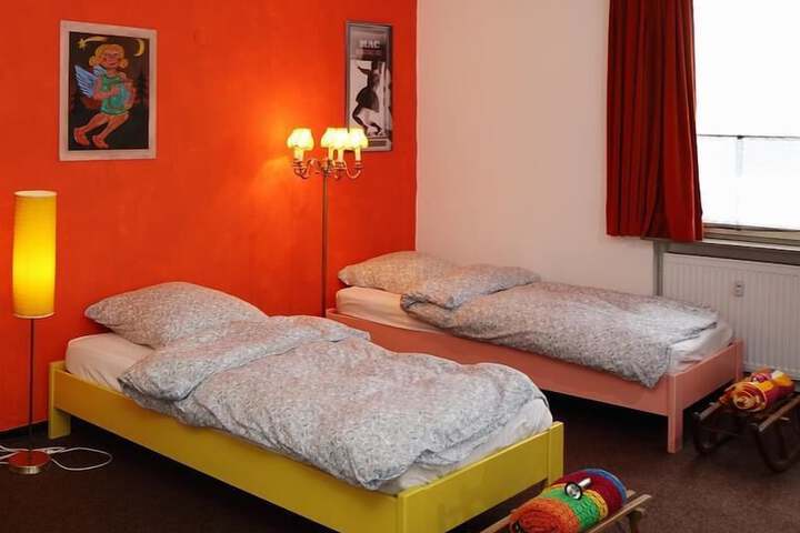 Room 13 of 36