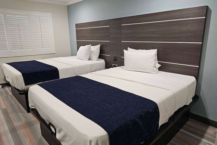 2 Double Beds (11 of 11)