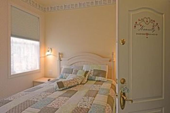Room 5 of 16