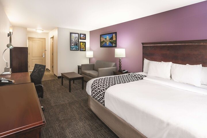 1 King Bed Accessible (7 of 13)