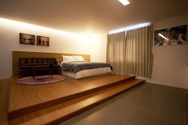 Room 16 of 40