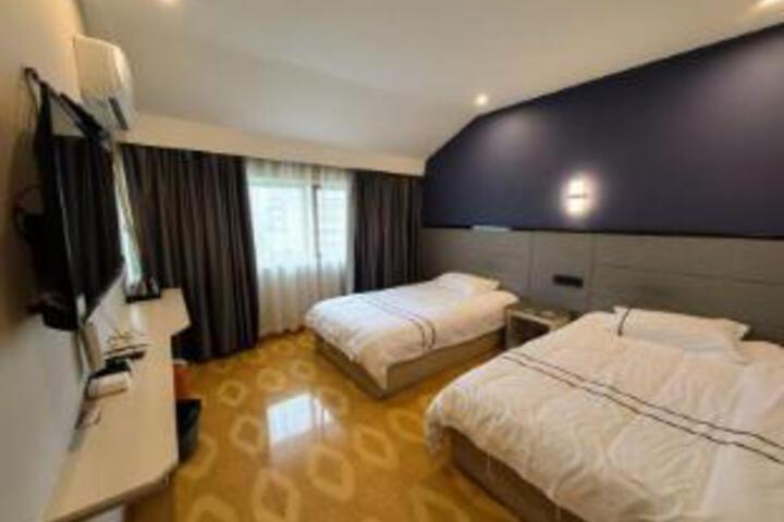 Room 4 of 5