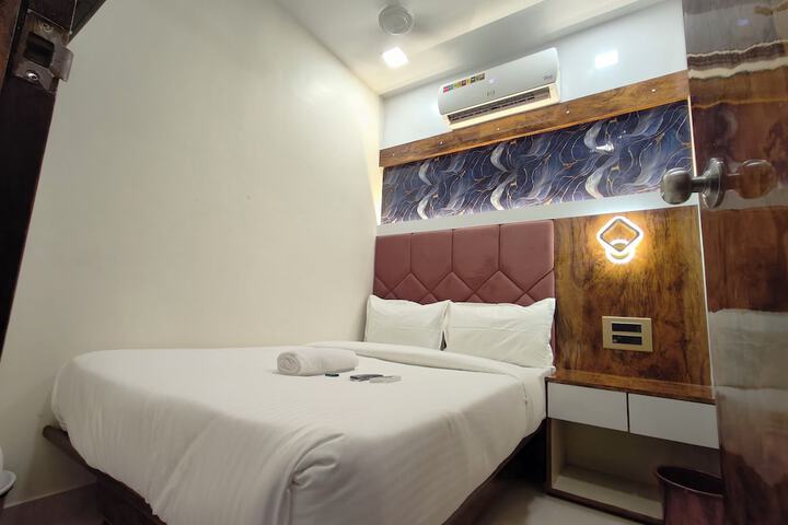 Room 5 of 8