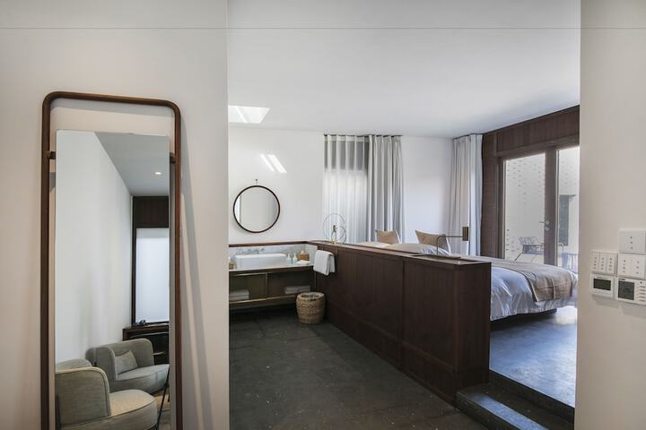 Room 12 of 77