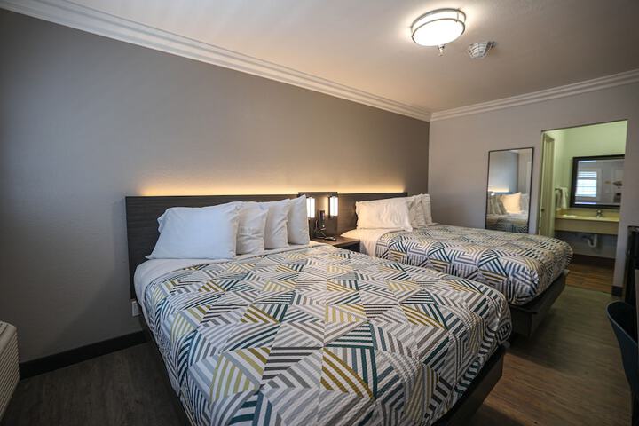 1 Queen Bed Micfridge (2 of 11)