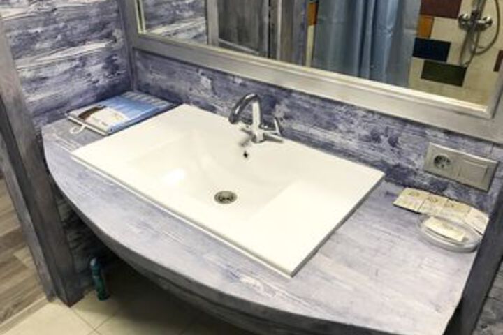Room 4 of 33