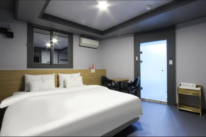 Room 19 of 121