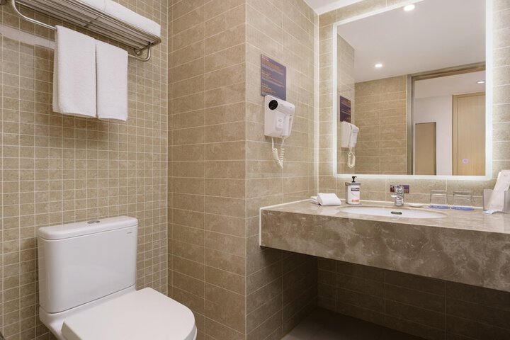 Room 16 of 38