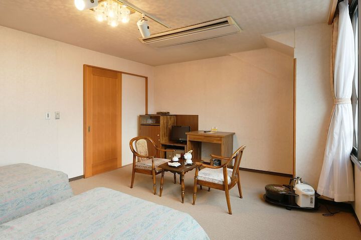 Room 5 of 83