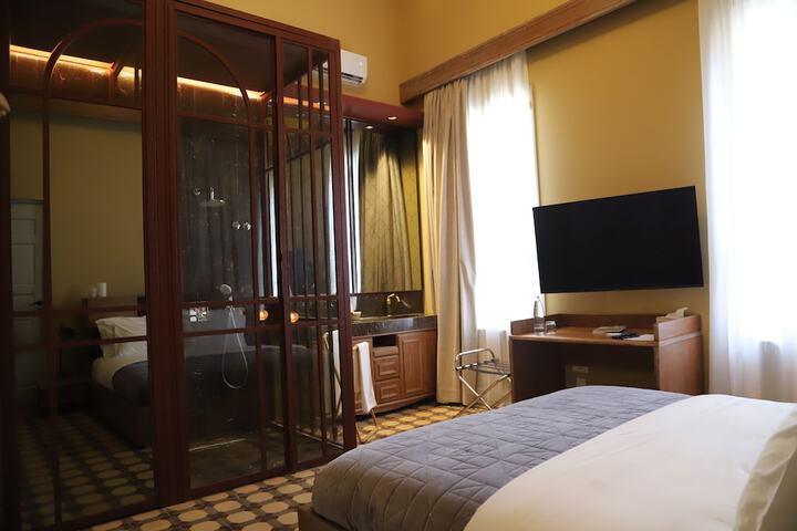Room 27 of 77
