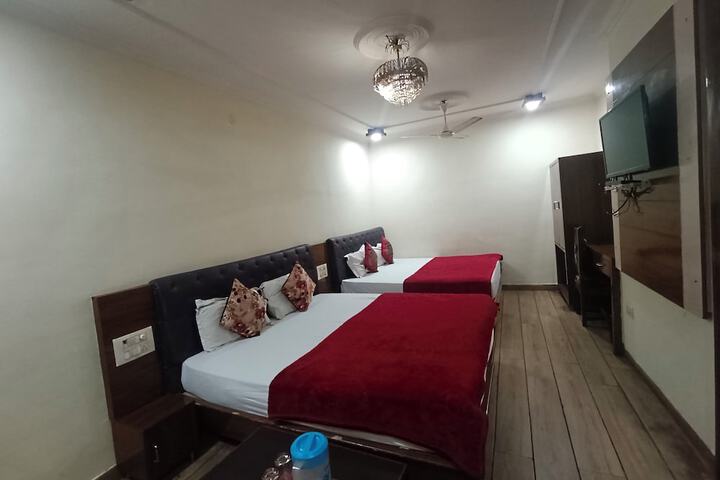 Room 4 of 32