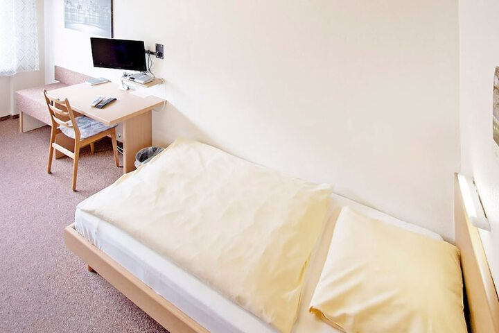 Room 8 of 43