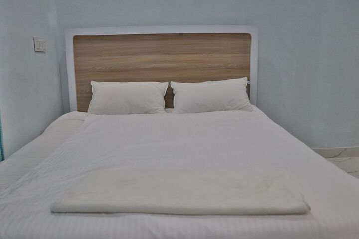 Room 5 of 16