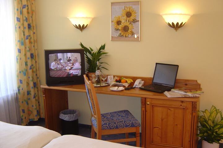 Room 10 of 37