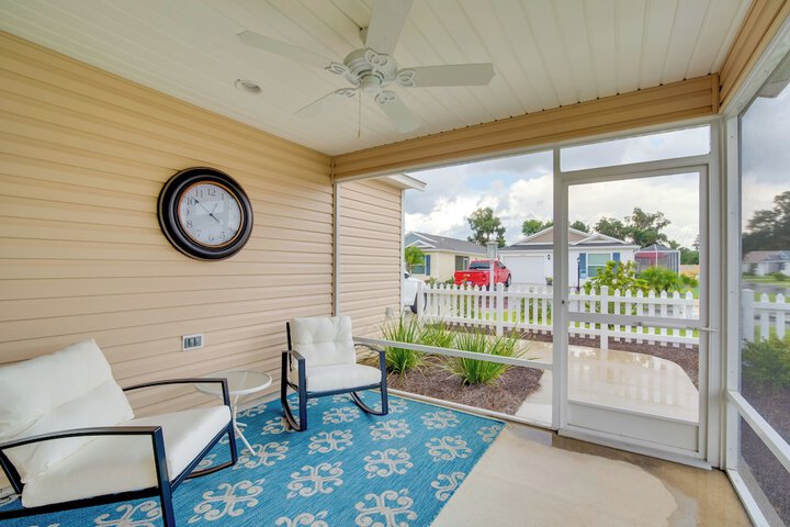 Sun-soaked Retreat in The Villages w / Grill!