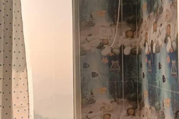 Room 24 of 28