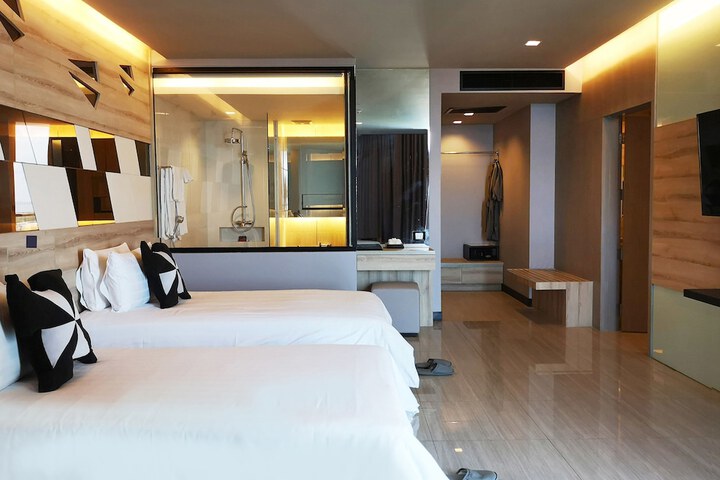 Room 14 of 103