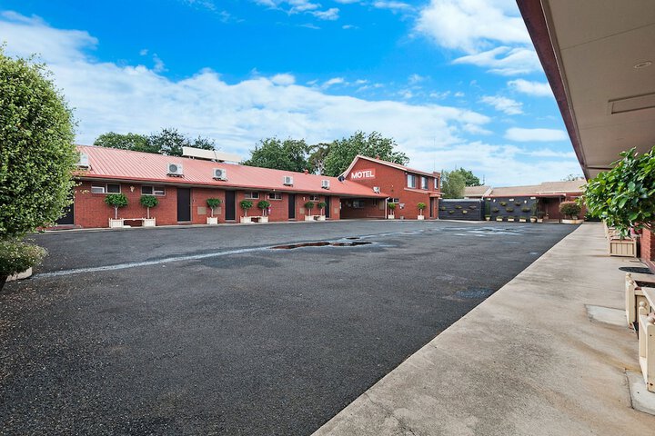 Hotel Exterior 70 of 83