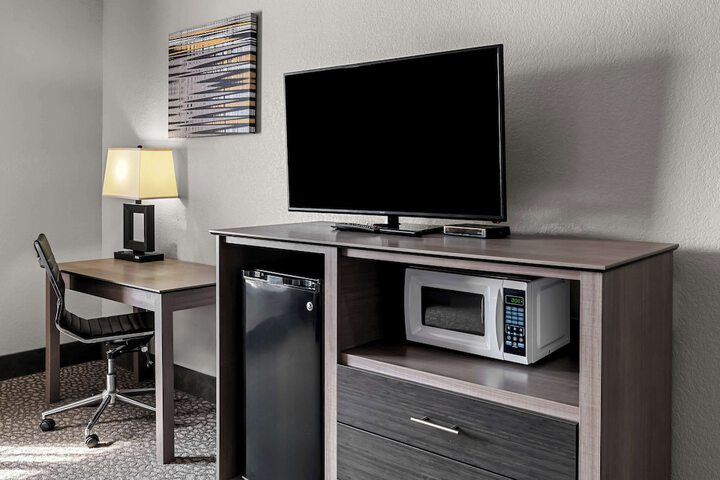 1 King Bed High Speed Internet Micrwave Refridgerator Coffee Maker Full Breakfast (17 of 27)
