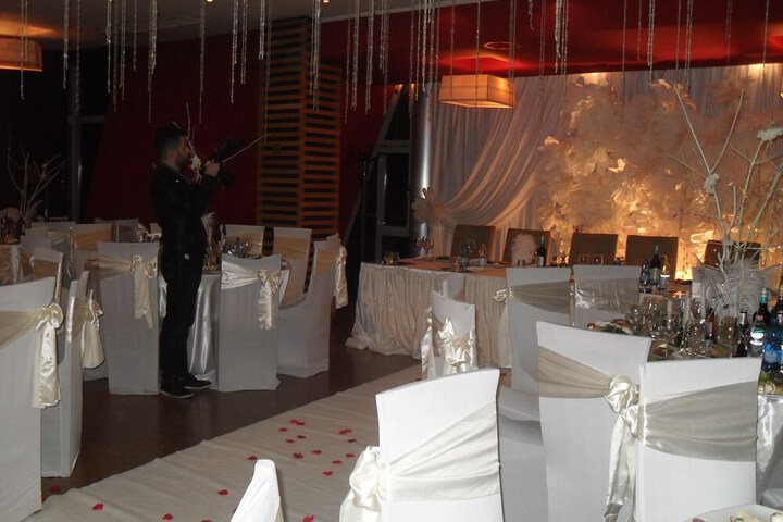 Ballroom/Hall 76 of 98