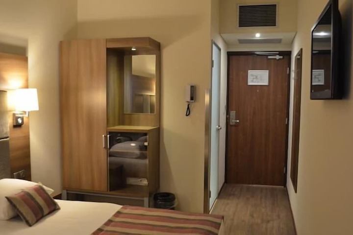 Room 16 of 44