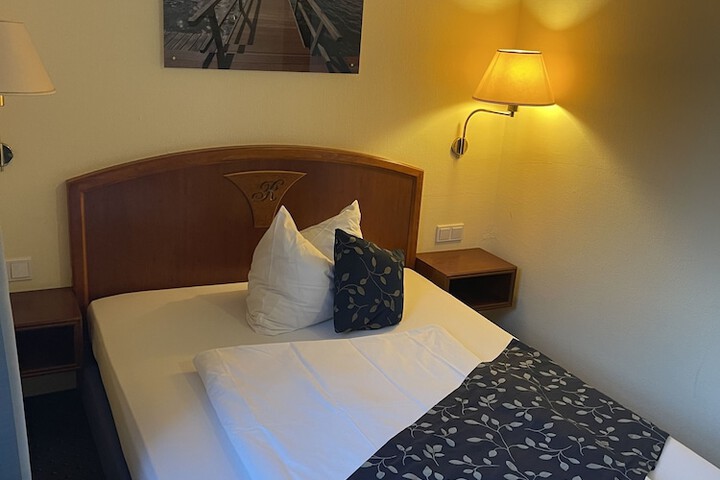 Room 14 of 90
