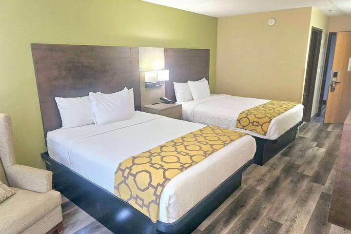 2 Queen Beds (2 of 13)