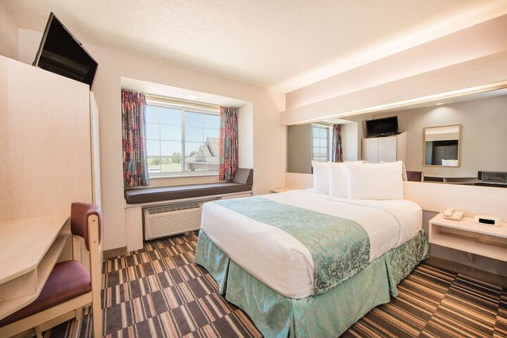 1 Queen Bed (18 of 22)