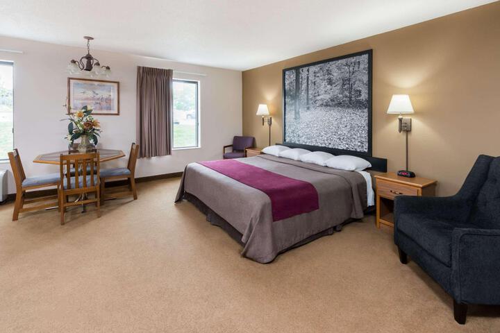 1 Queen Bed (10 of 23)