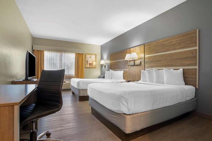 2 Queen Beds High Speed Internet Accessible Microwave and Refrigerator, Coffee Maker Iron and Ironing Board Hairdryer Full Breakfast (3 of 6)