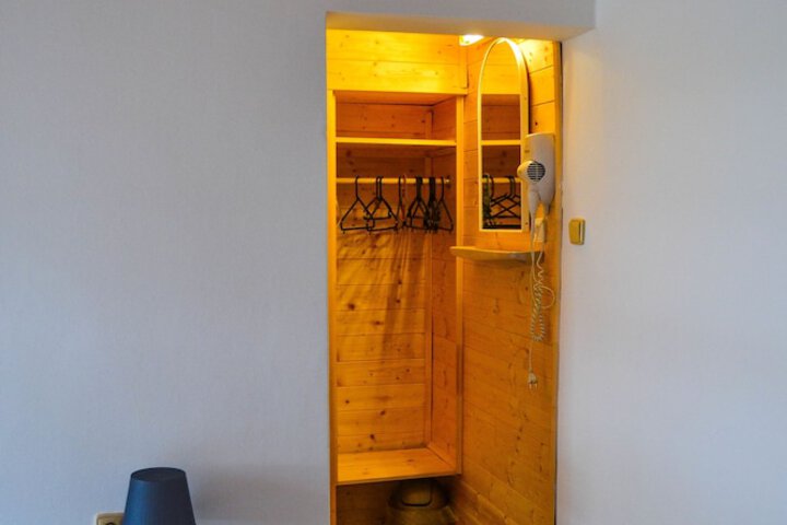 Room 32 of 77