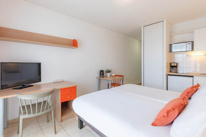 Room 10 of 27