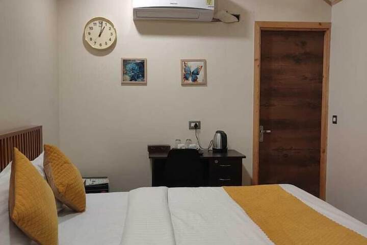 Room 52 of 195