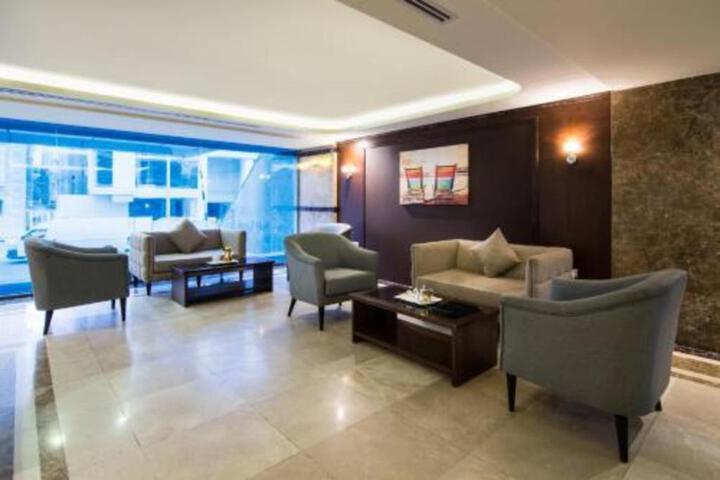Lounge 32 of 51
