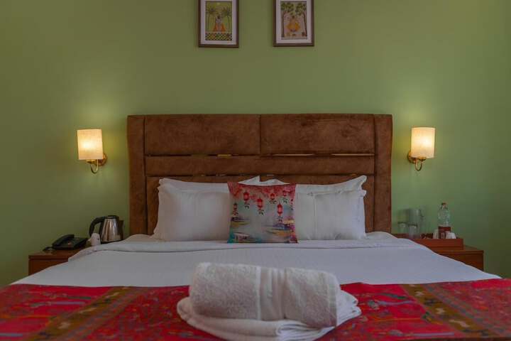 Room 8 of 12