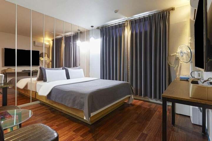 Room 6 of 14