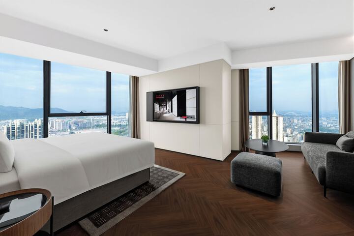 Room 3 of 82