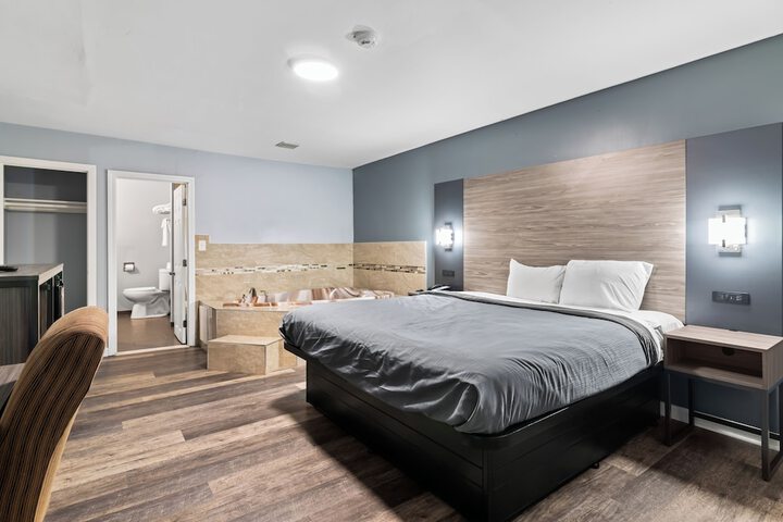 1 Queen Bed (7 of 12)